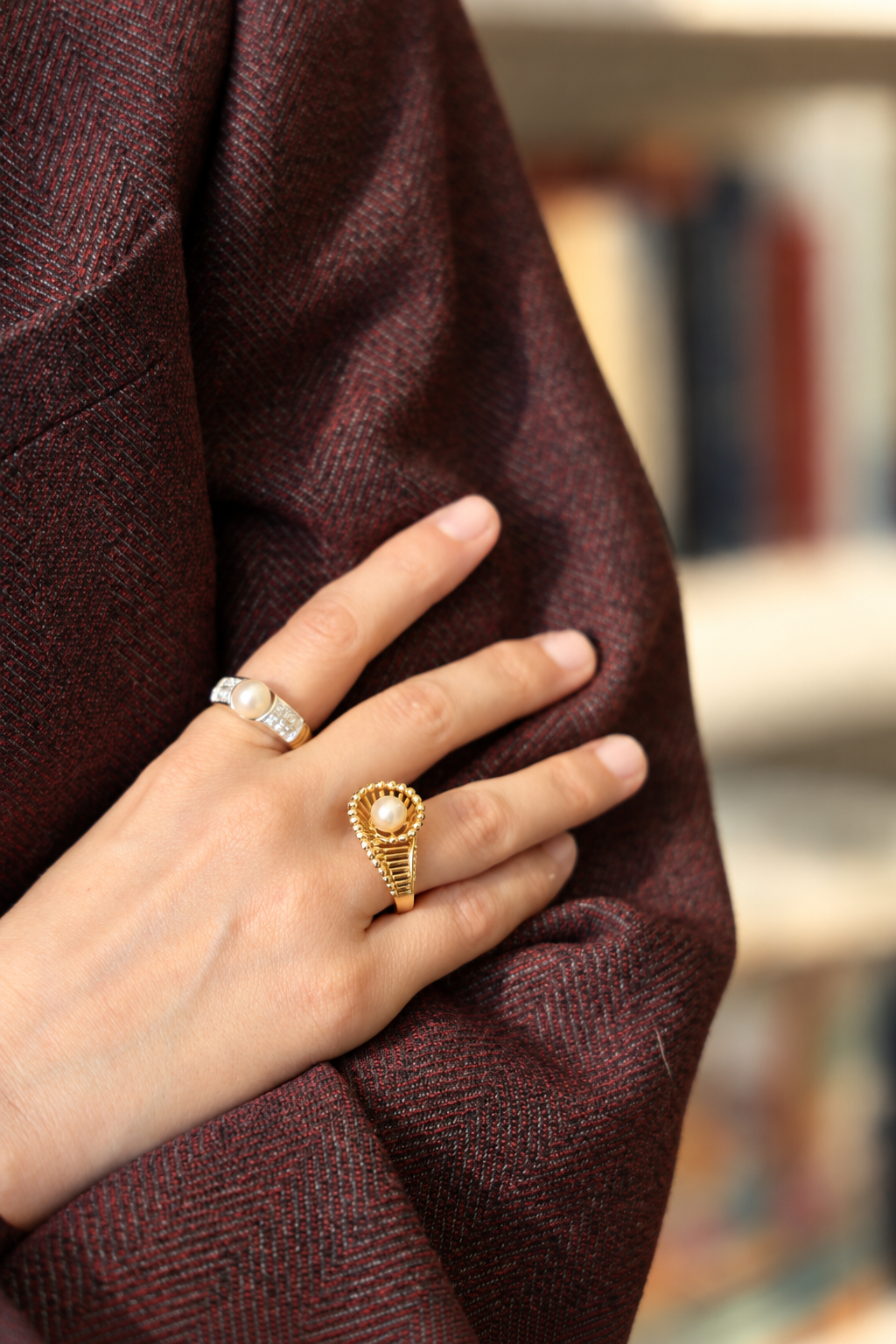 Anillo de oro, perla japonesa y diamantes
