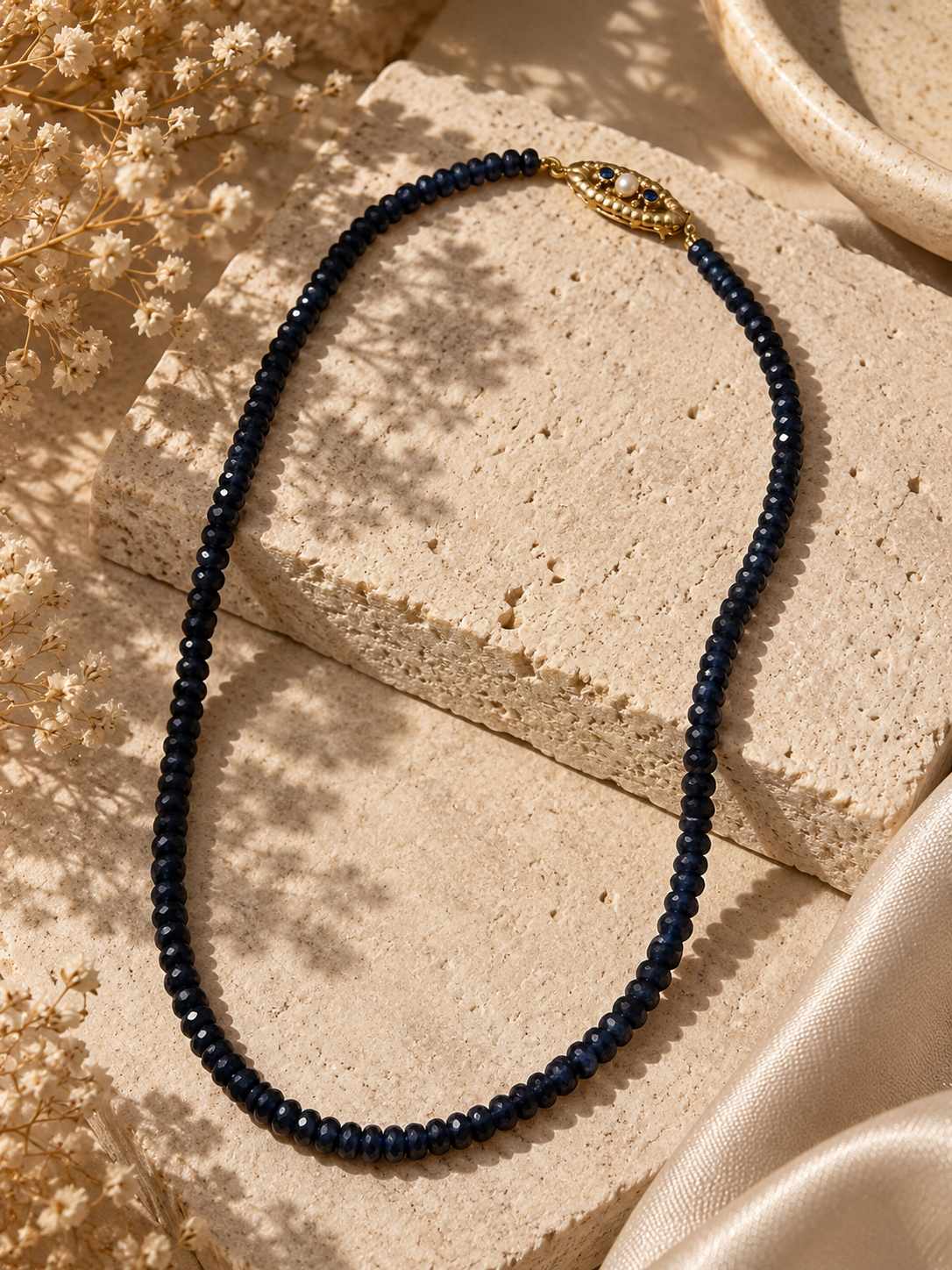Collar de oro 18k y zafiros azules facetados