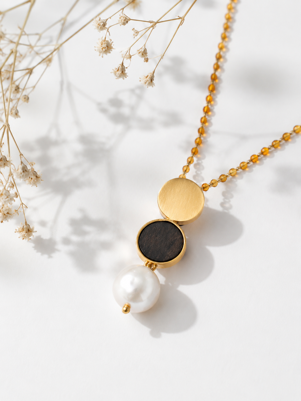 Colgante de oro 18k, ébano y perla