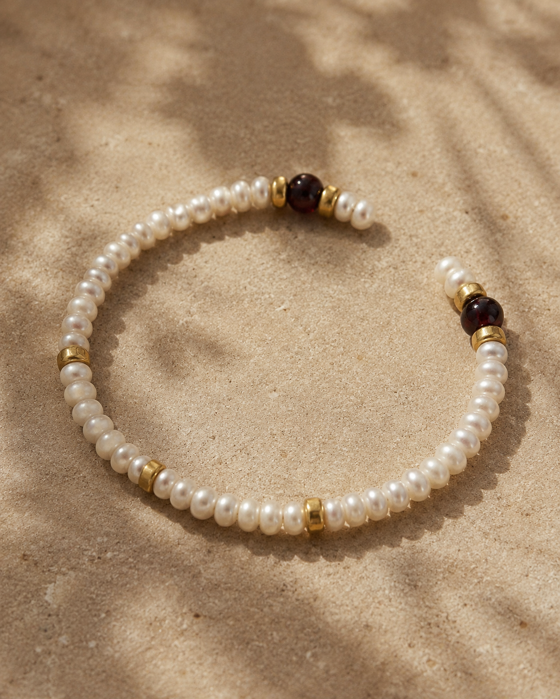 Pulsera de oro 18k, perlas y granates