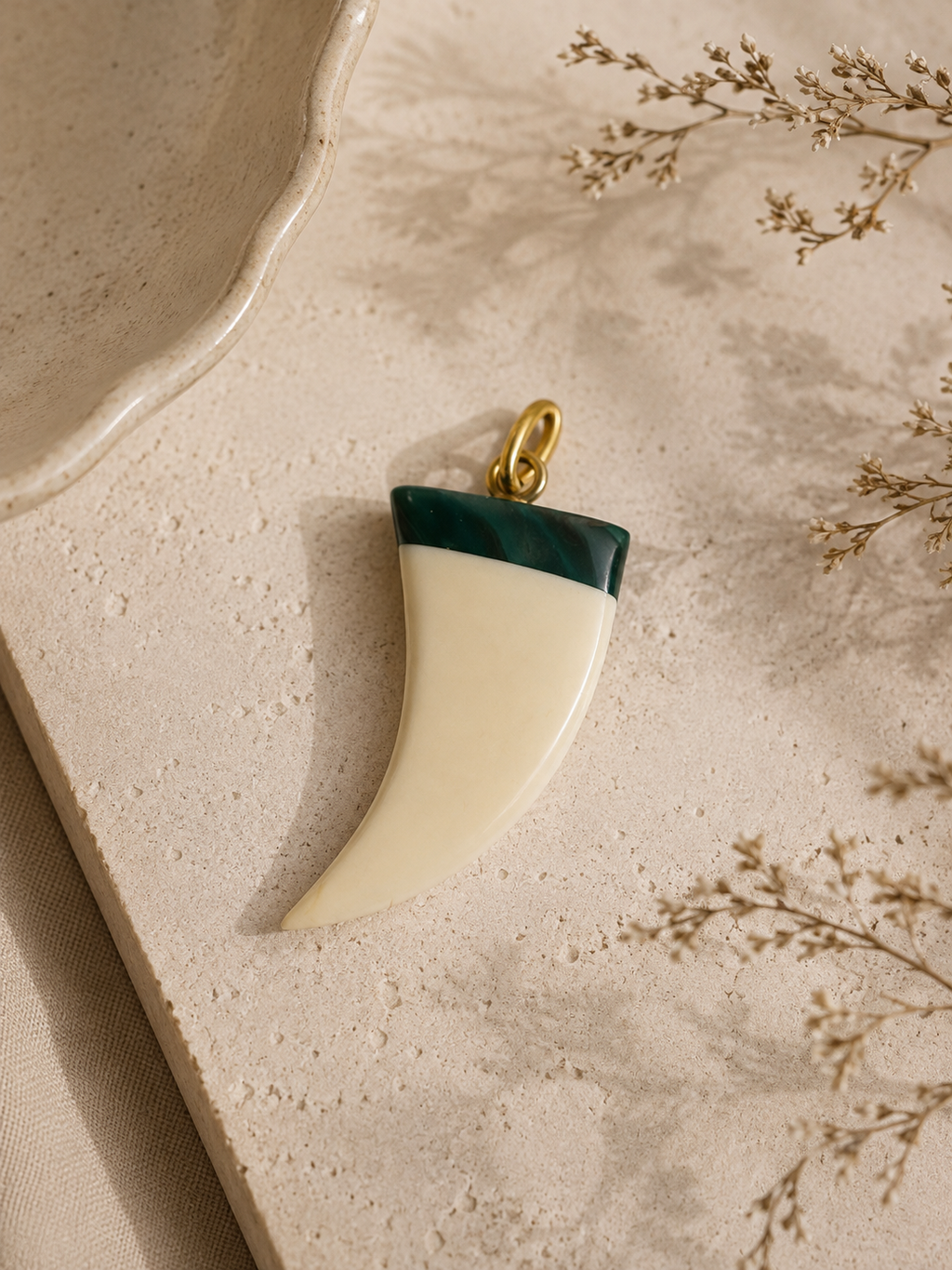 Colgante cuerno oro 18k y malaquita
