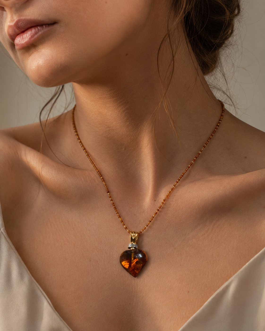 Colgante oro 18k corazón de ámbar