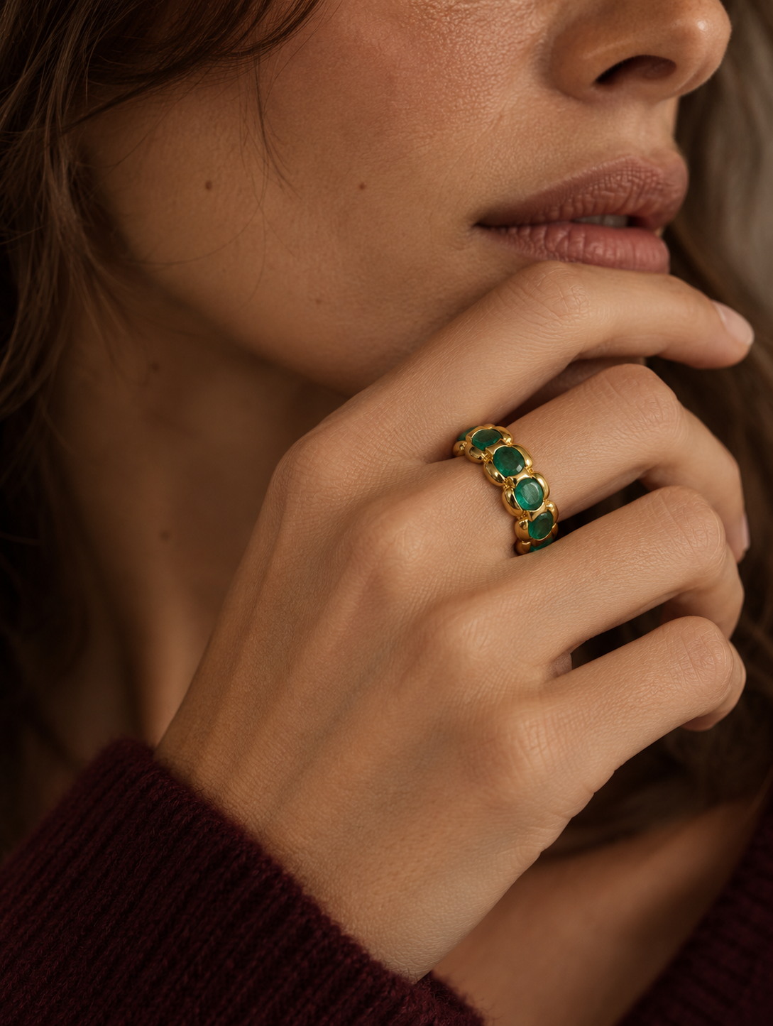 Anillo cintillo de oro 18k y esmeraldas