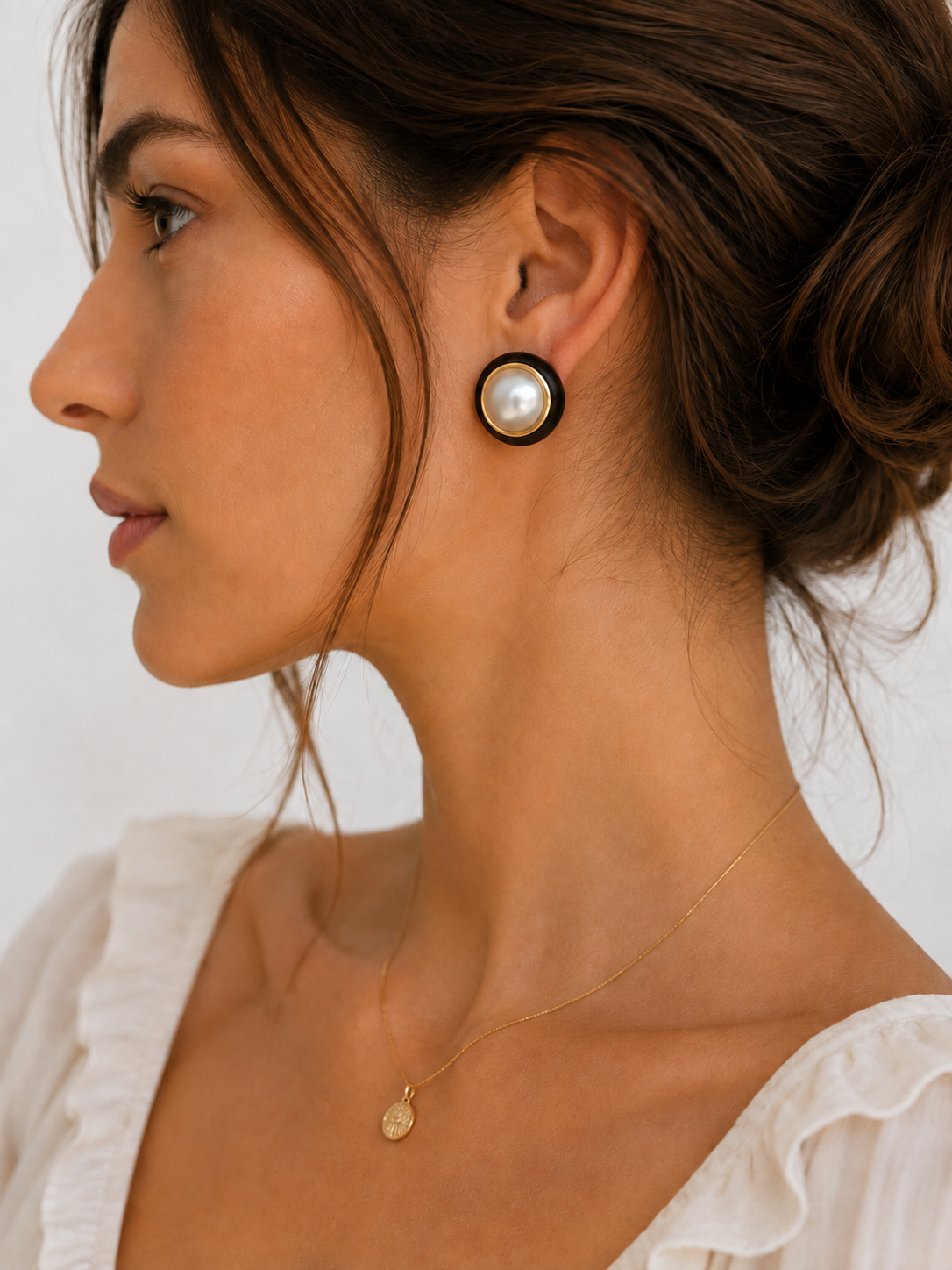 Pendiente perla mabé japonesa, material natural y oro 18k