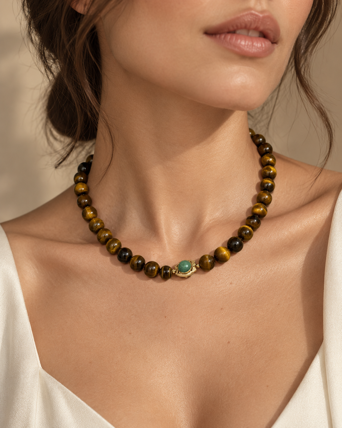 Collar ojo de tigre y broche oro 18k con aventurina verde