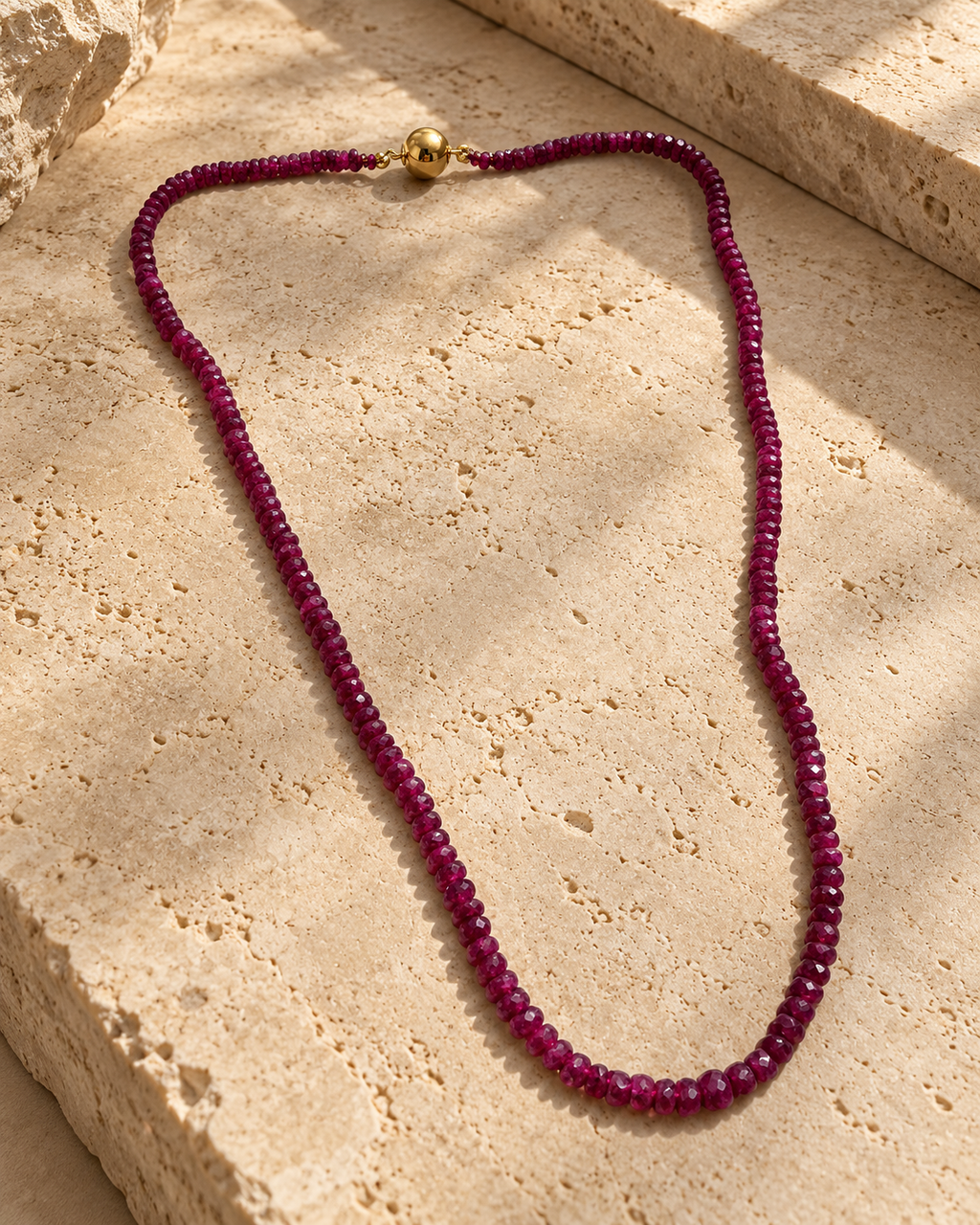 Collar de rubíes facetados y oro