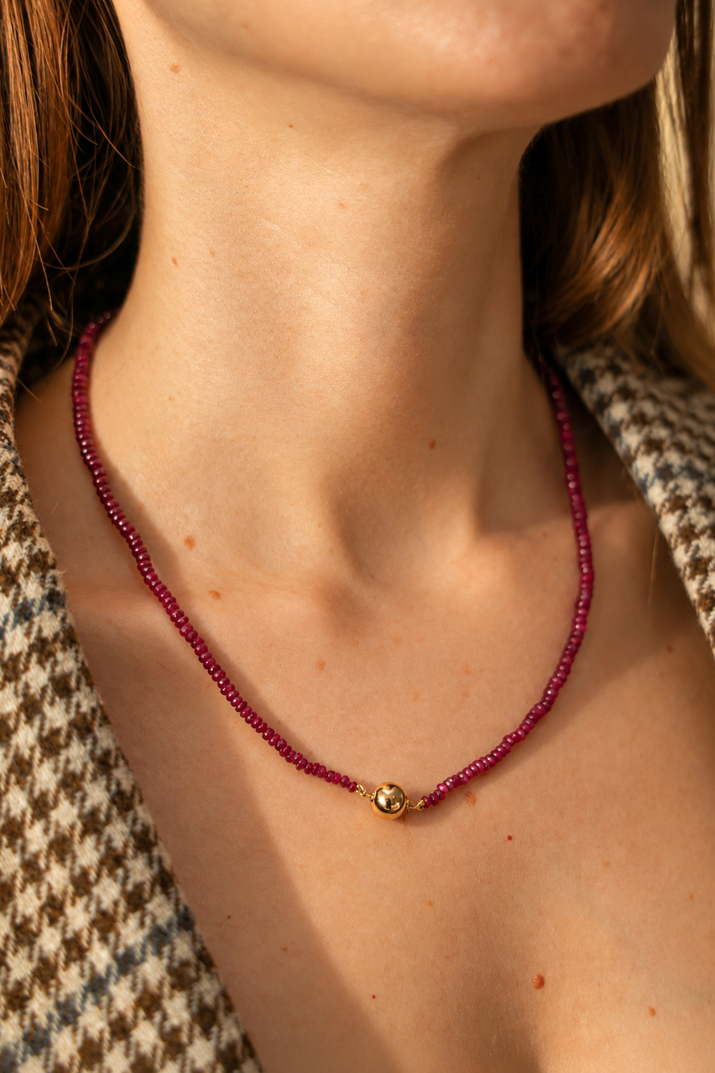 Collar de rubíes facetados y oro