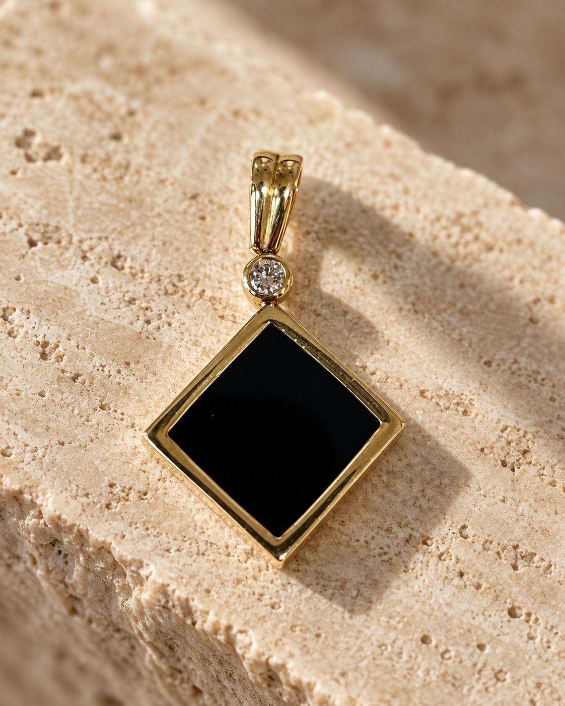 Colgante oro 18k, ónix y diamante central